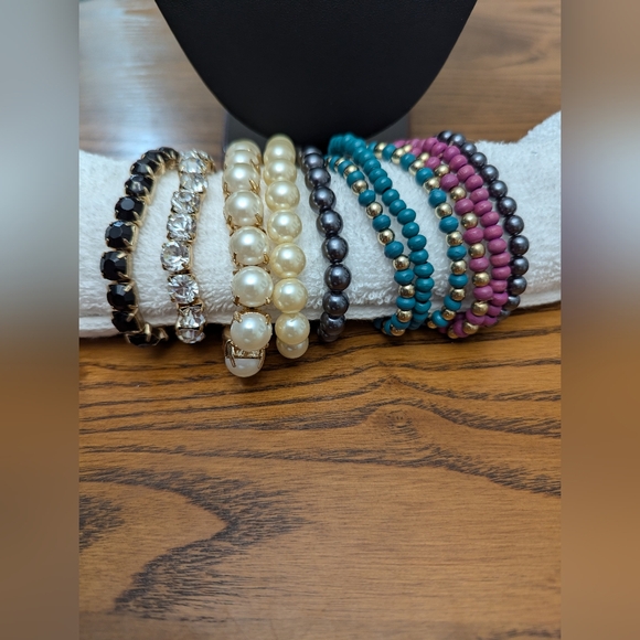 COPY - Costume necklace and Bracelet lot. Plastic and Rhynstones. 11 Bracelets - Picture 3 of 10